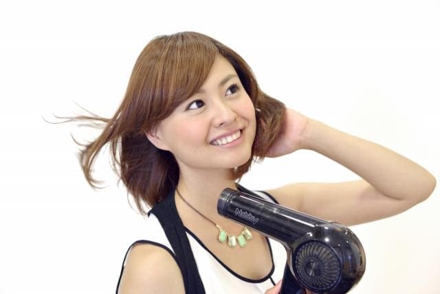 髪を乾かす。