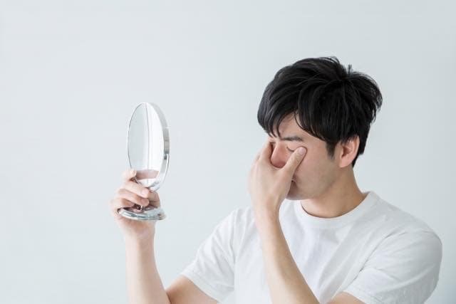 目に何かが入りました。