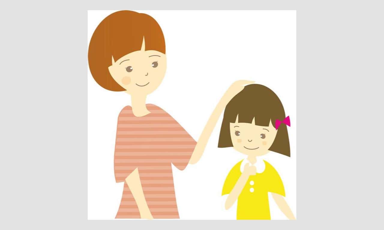 子供の頭をなでます。