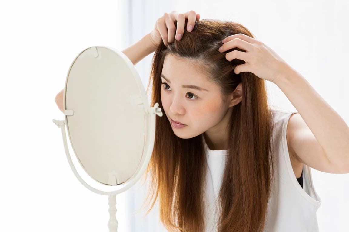 彼女はおでこが狭いです。