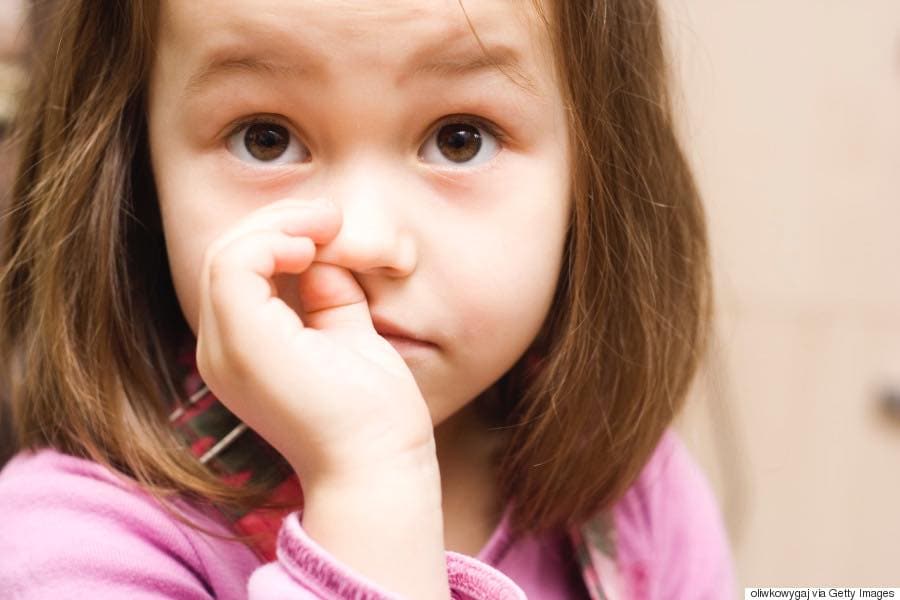 子供が鼻をほじる。