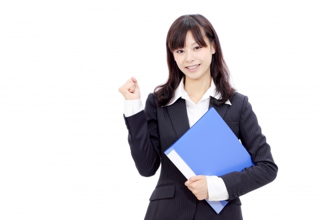 彼女は仕事に満足している。