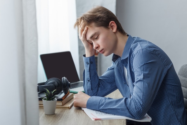 彼はもっと勉強しなかったことを後悔しているようだった。