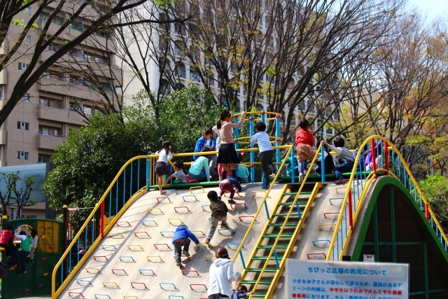 私は友達と遊ぶ。
