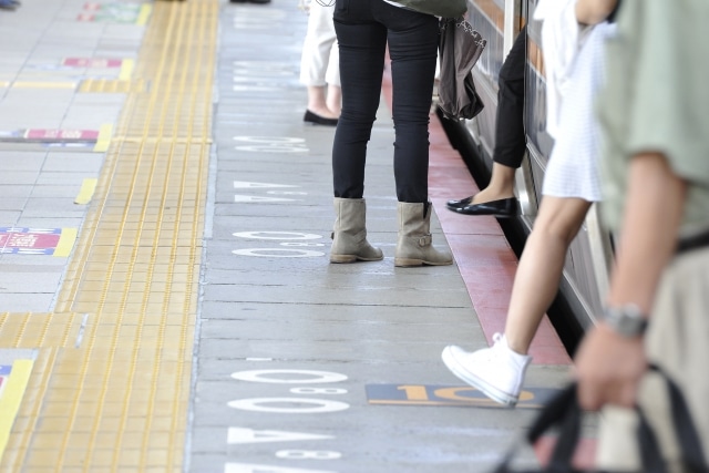 私は電車に乗る。