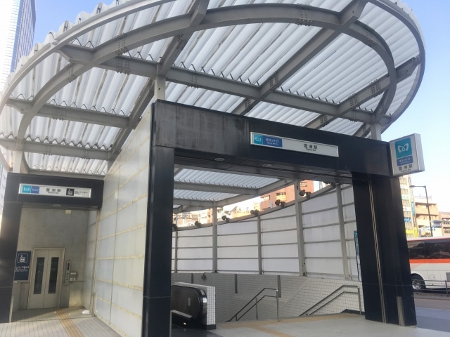 私は地下鉄の駅へ行く。