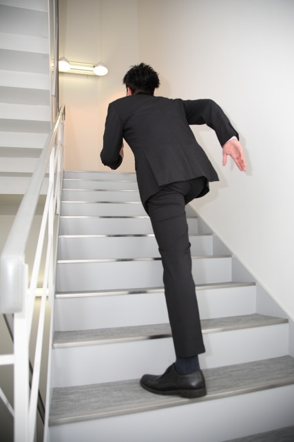 私は階段を上る。