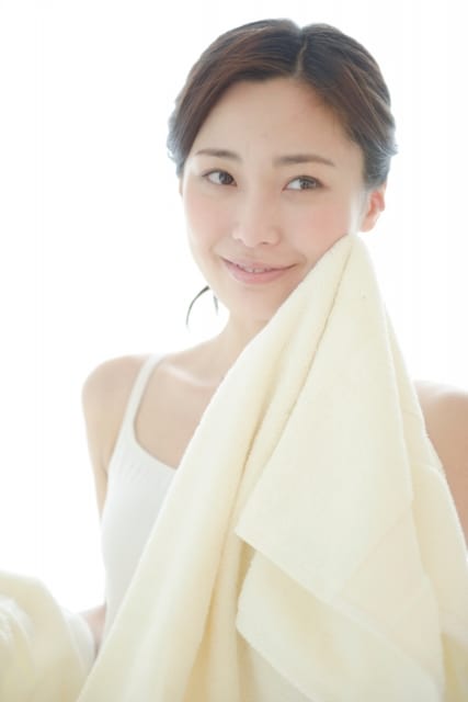 私はタオルで拭く。