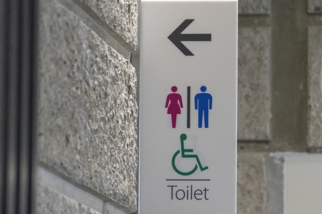 私はトイレに行く。
