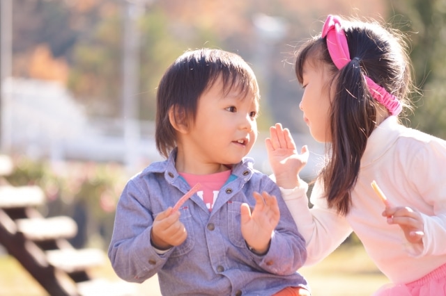 私は友達と話す。