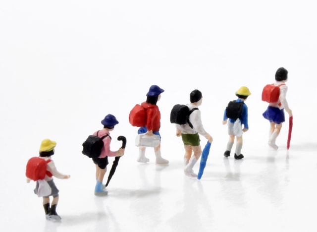 私は学校まで歩く。