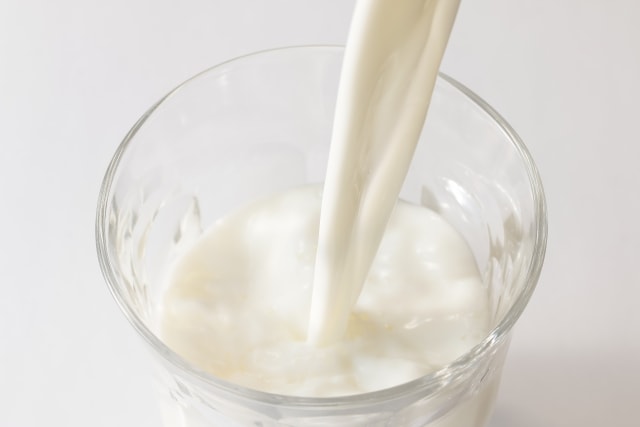 私はコップに牛乳を注ぐ。