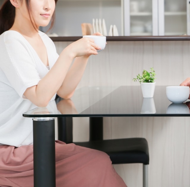 私はテーブルに座る。