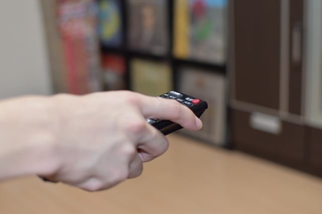 私はリモコンを取る。