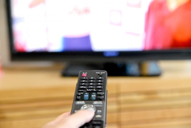 私はテレビを付ける。